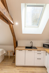 Cuisine moderne au design épuré avec des matériaux contemporains et une ambiance chaleureuse.