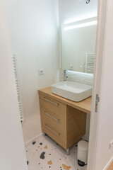 Vasque de salle de bain moderne et épurée mise en valeur par des matériaux contemporains.