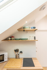 Ustensiles de cuisine modernes et bien organisés dans une cuisine équipée. 