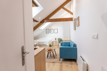 Vue d'ensemble d'une pièce de vie moderne et lumineuse au design épuré, avec mobilier contemporain. 