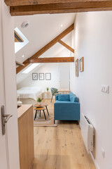 Vue d’ensemble d’un espace de vie moderne et chaleureux.