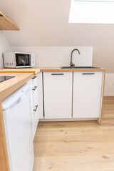 Cuisine moderne au design épuré avec des matériaux contemporains et une ambiance chaleureuse.