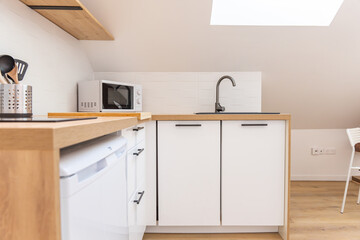 Cuisine moderne au design épuré avec des matériaux contemporains et une ambiance chaleureuse.