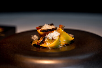 Assiette gastronomique colorée décorée avec soin, mêlant textures et nuances vives pour une présentation élégante et appétissante.