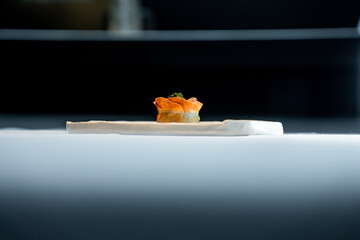 Assiette gastronomique colorée décorée avec soin, mêlant textures et nuances vives pour une...