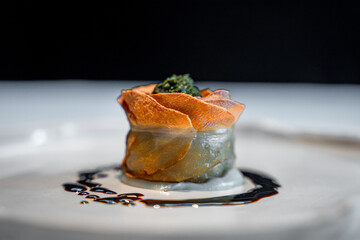 Assiette gastronomique colorée décorée avec soin, mêlant textures et nuances vives pour une...