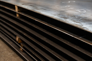 Taules métalliques en acier ou aluminium, utilisées en construction ou industrie, montrant...