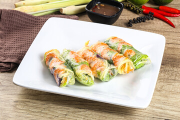Vietnamese spring roll with prawn and mango