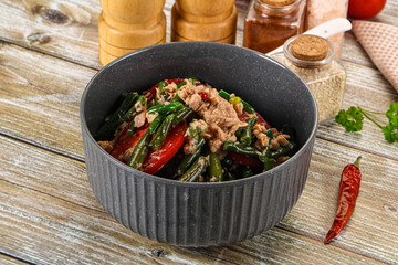 Salad with canned tuna and beans