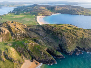 Spektakuläre Luftaufnahme des Murder Hole Beach in Irland