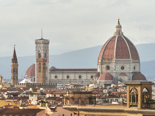 Fototapeta premium Panoramic view of Florence from Piazzale Michelangelo. Details of the cathedral, dome, churches, basilicas, river, and synagogue.