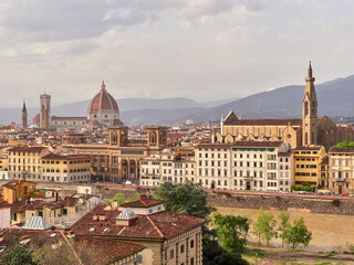 Obraz premium Panoramic view of Florence from Piazzale Michelangelo. Details of the cathedral, dome, churches, basilicas, river, and synagogue.