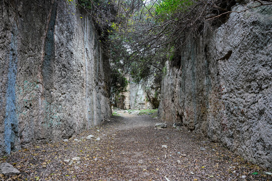 Vespasianus Titus Tunnel in Samandag, Hatay, Turkiye