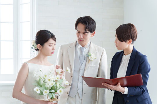 新郎新婦と話す結婚式場スタッフ