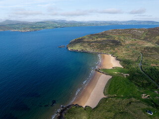 Panoramische Luftaufnahme  Portsalon Beach und Ballymastocker Beach  eines idyllischen Sandstrandes...