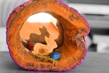 Osterhase im ausgehöhlten Baumstamm 1