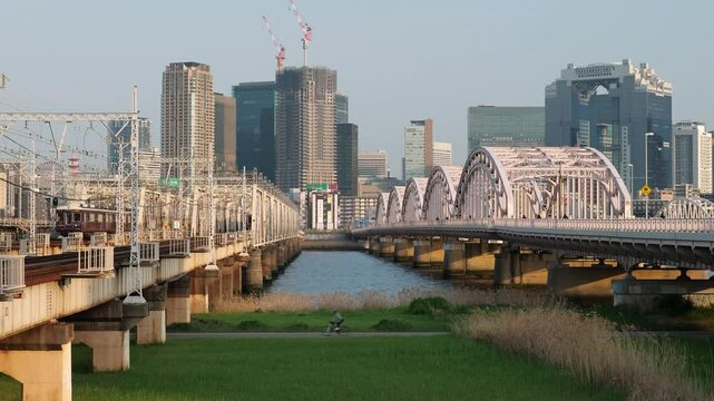 淀川を渡る阪急電車と大阪キタの街並み