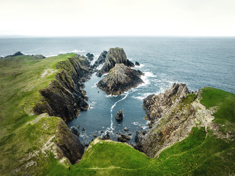 Dramatische Klippen und Buchten an der K&uuml;ste von Malin Head