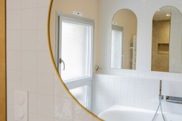 Salle de bains rénovée par une entreprise spécialisée, alliant matériaux de qualité, lignes...