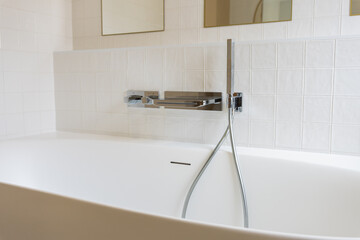 Salle de bains rénovée par une entreprise spécialisée, alliant matériaux de qualité, lignes...