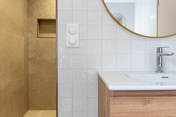 Salle de bains rénovée par une entreprise spécialisée, alliant matériaux de qualité, lignes...