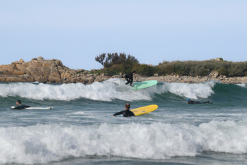 Naklejka premium La pratique du surf sur une plage en Bretagne