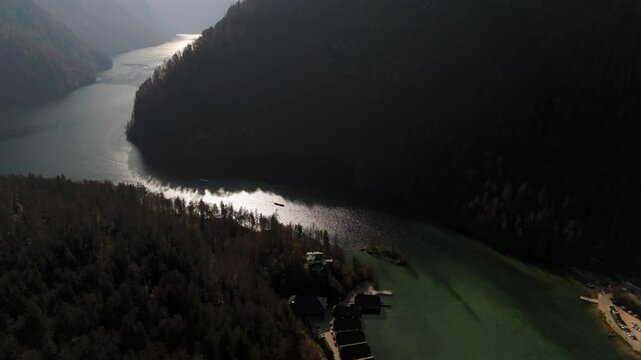Luftaufnahme des Koenigssees in Schoenau am Koenigssee, Landkreis Berchtesgadener Land, Bayern, Deutschland. Der klare Gebirgssee beeindruckt mit fjordartigem Charakter und unberuehrter Natur. 