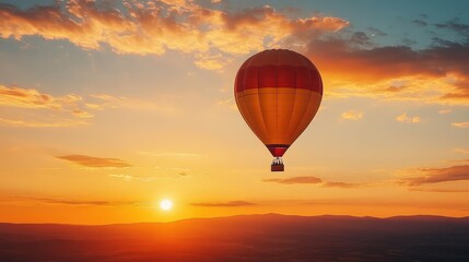 Obraz premium A hot air balloon drifting across the sky with the golden sun in the background