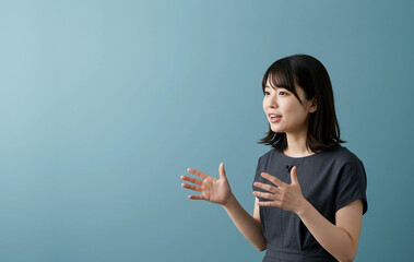 身振りを交えつつインタビューに応える若い日本人女性