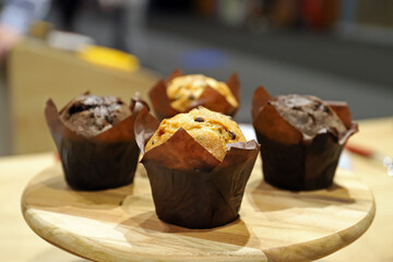 magdalenas artesanales de chocolate en una tabla de madera redonda