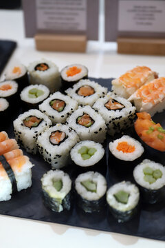 sushis de arroz, salm&oacute;n y huevas de pescado