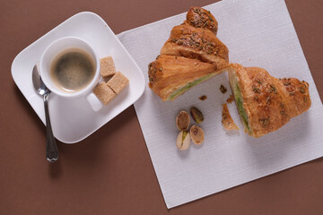 Brioche alla crema di pistacchio con tazzina di caffè 