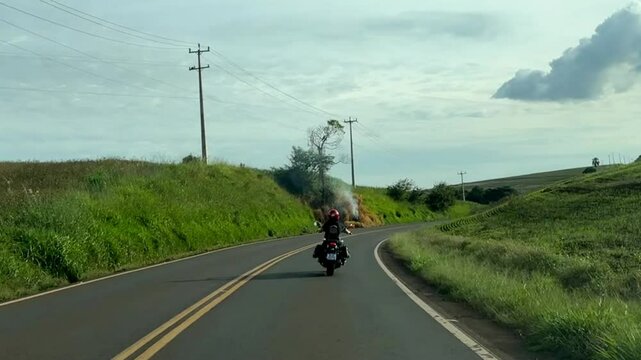 Mulher motociclista na auto via estrada com asfalto 
