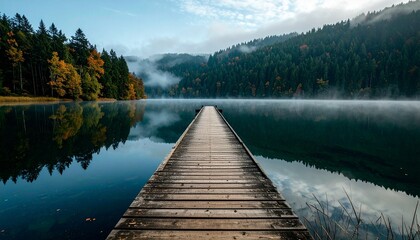Fototapeta premium Muelle de madera solitario que se extiende hacia el lago brumoso durante el otoño, fotografía hiperrealista,