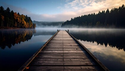 Muelle de madera solitario que se extiende hacia el lago brumoso durante el otoño, fotografía hiperrealista,