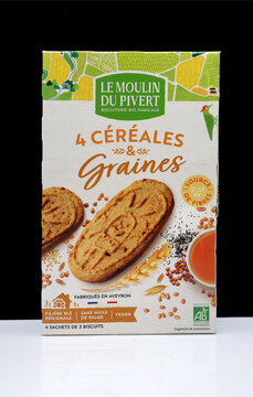 Paquet de biscuits aux c&eacute;r&eacute;ales bio de chez Moulin du pivert