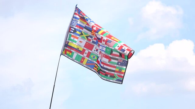 Un petit drapeau de pays du monde flottant au vent