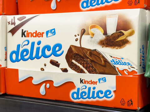 Kinder d&eacute;lice chocolate snack box with milk and cocoa on shelf display