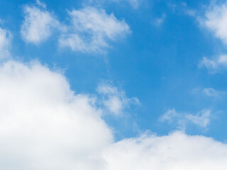 4月の山から　空とふわふわの雲のアップ18