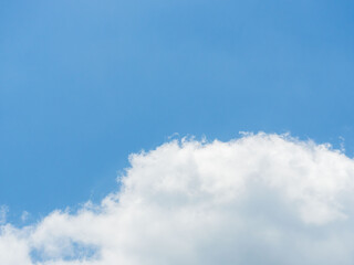 4月の山から　空とふわふわの雲のアップ16