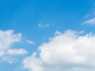 4月の山から　空とふわふわの雲のアップ20