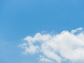 4月の山から　空とふわふわの雲のアップ17