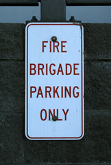 Obraz premium Fire Brigade Parking Only sign attached to a brick wall