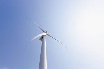 青空と風力発電所の風車