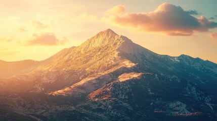 Obraz premium A soft golden-hour glow on a mountain peak
