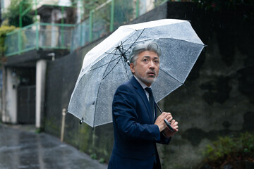 傘をさす男性