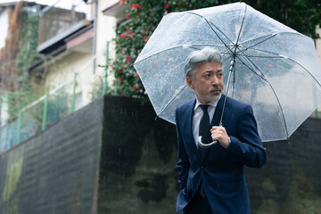 傘をさす男性