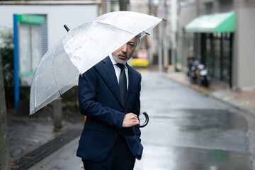 傘をさす男性