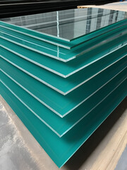Obraz premium Sheets of Factory manufacturing tempered clear float glass panels cut to size