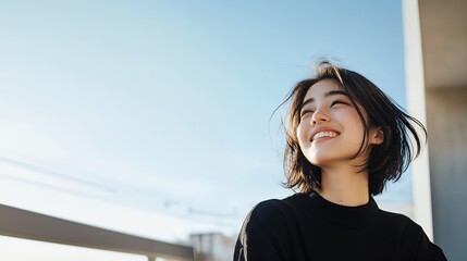 ベランダで微笑む女性